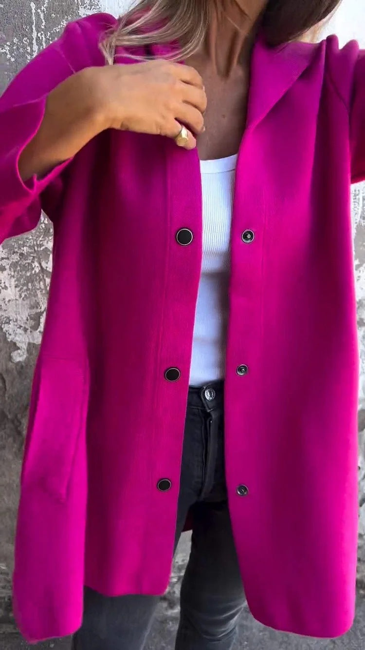 Detalje af Anya cardigan's knapper og hætte i blød strik.