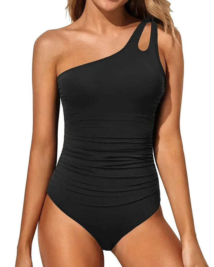 Stilfuld dame badedragt, asymmetrisk og shaping. Komfortabelt sommer badetøj til strand og pool.