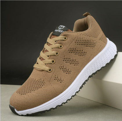 Detaljevisning af sålen på damesneakers, der viser det solide greb og støtte for stabilitet og holdbarhed.