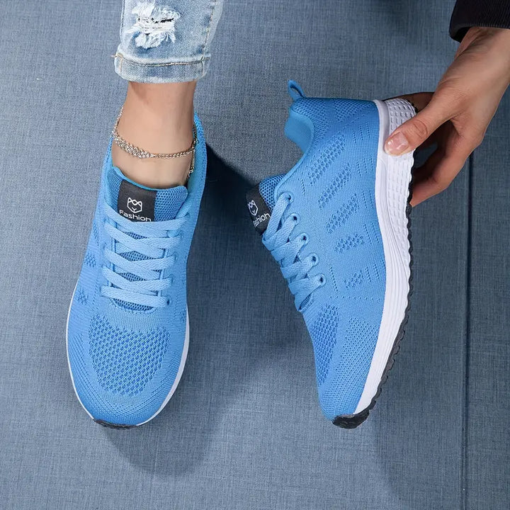 Åndbare damesneakers i elegant design med mesh-overdel for sportslig alsidighed og sikker komfort.