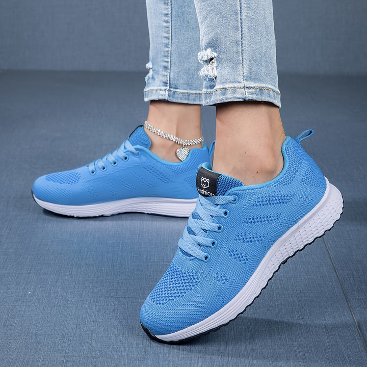 Nærbillede af åndbare damesneakers, der viser mesh-detaljer og sporty æstetik for komfortabel brug.