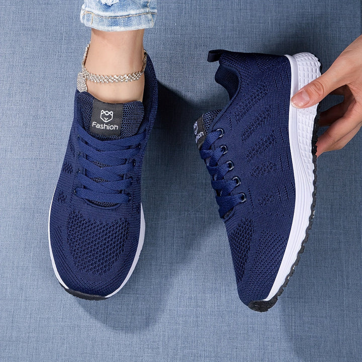 Sidevisning af damesneakers, der fremhæver designet, der tilbyder både stil og komfort.