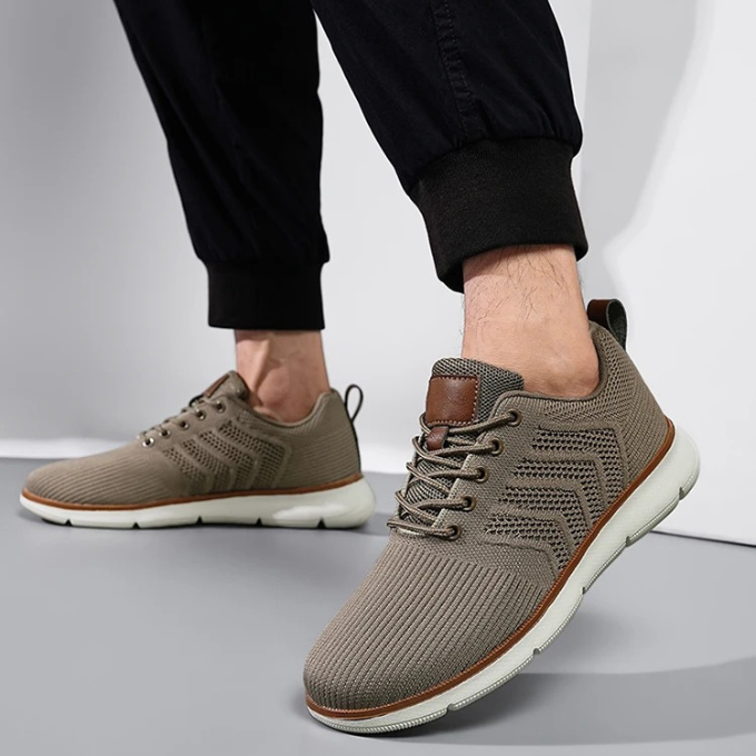 Åndbare herrer sneakers med sort og hvidt design, letvægtsmaterialer og mesh for sport og hverdag.