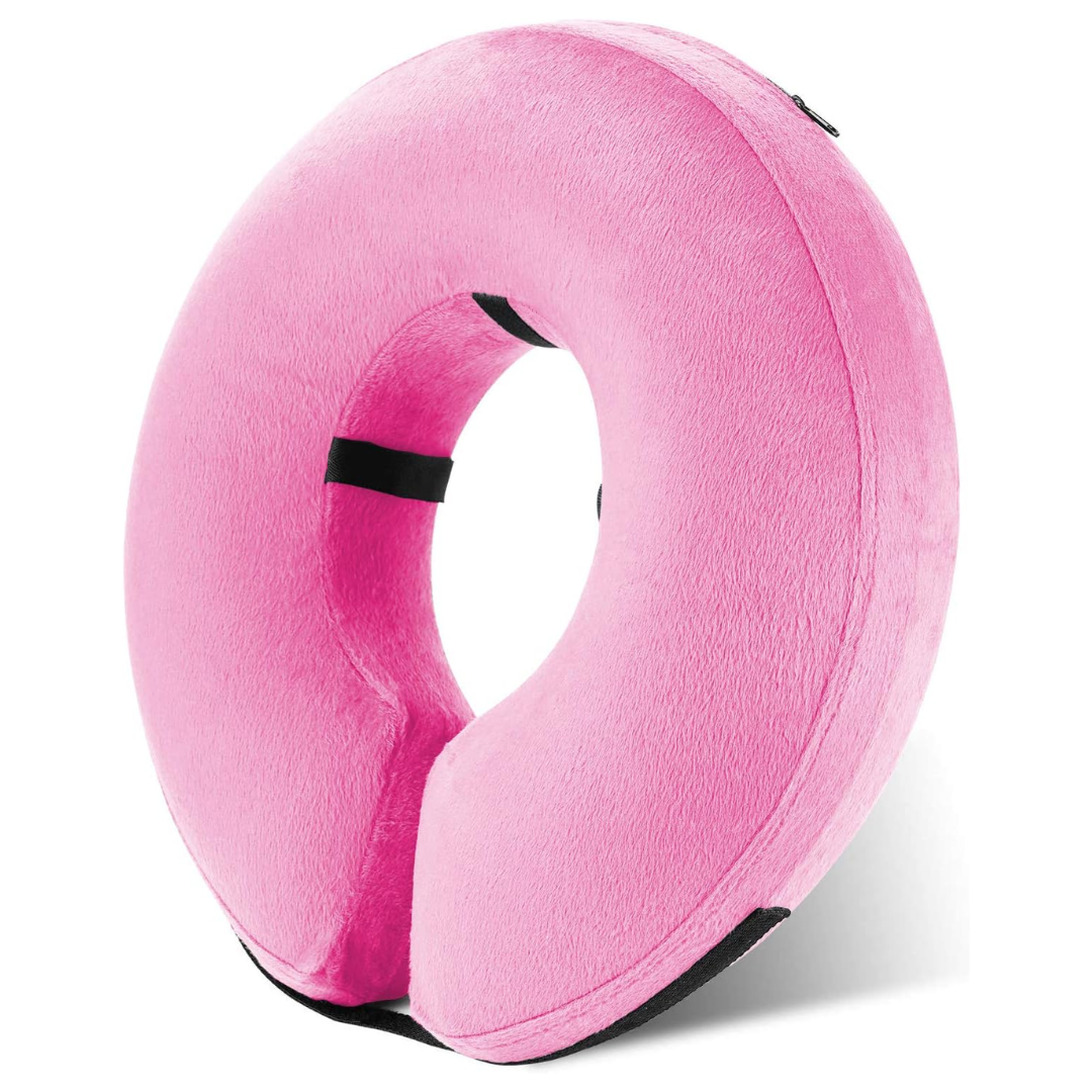 Sidevisning af en blå, oppustelig hundehalskrave i doughnut-form.