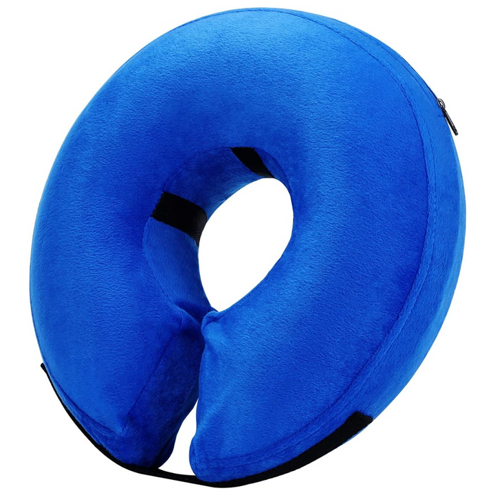 Detaljebillede af en blå, oppustelig hundehalskrave i doughnut-form, der viser det bløde materiale og justerbare stropper.