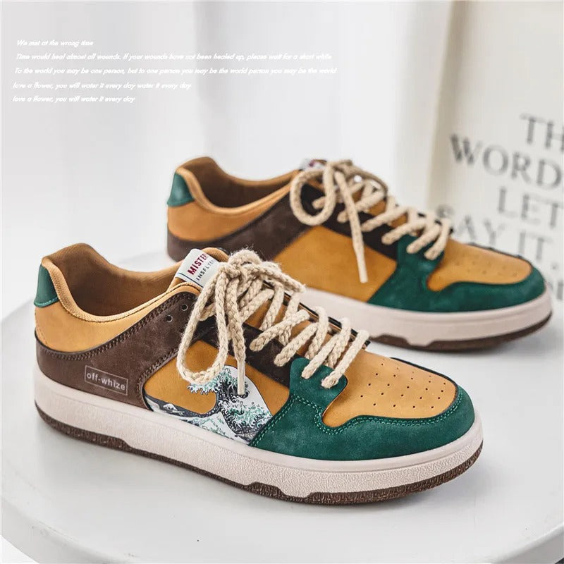 Iøjnefaldende hvide sneakers med blåt bølgedesign, ideelle for komfort og stil i hverdagen eller under sport.