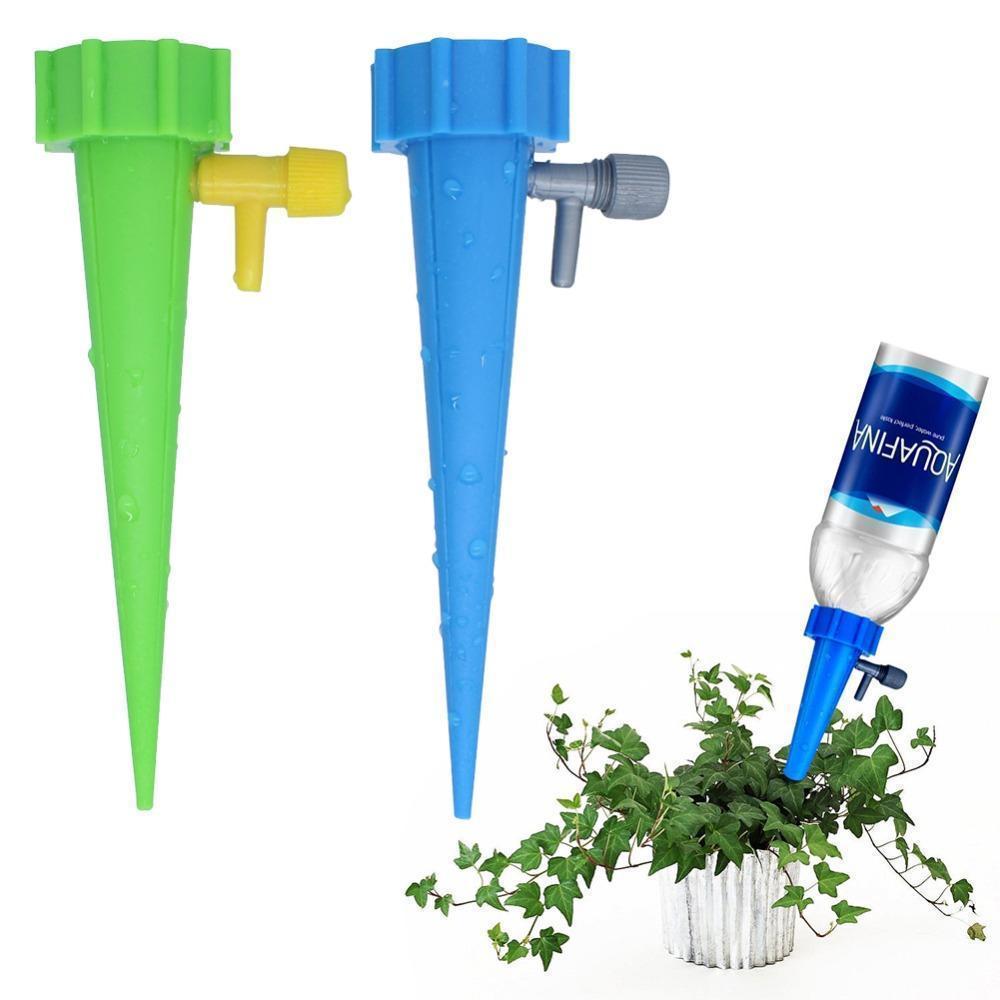 Automatisk selvvandingspind i grøn plastik, velegnet til plastikflasker, for problemfri havepleje og justerbar dryphastighed.