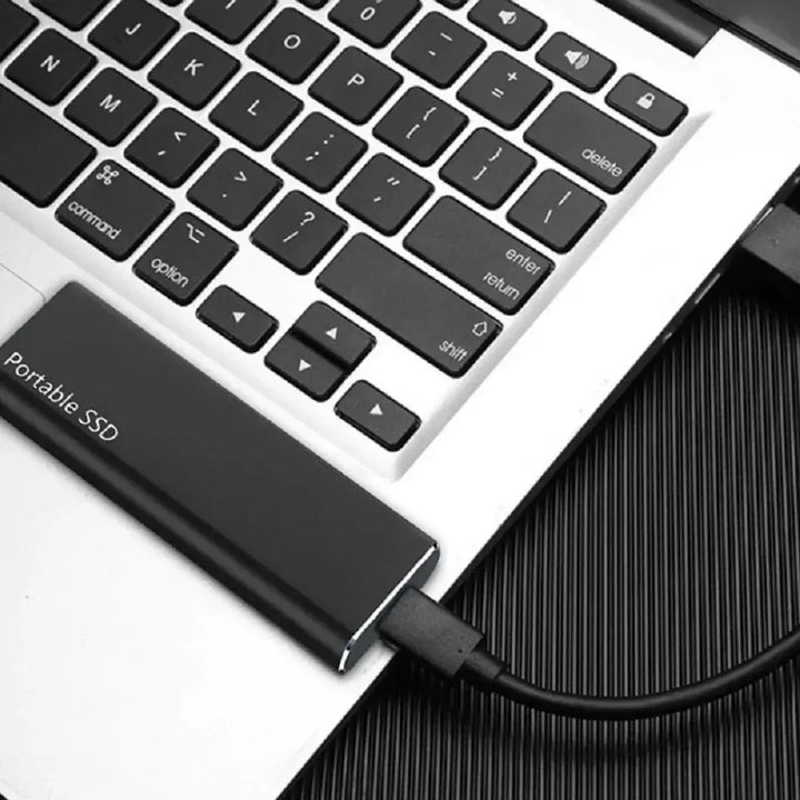 Elegant, robust ekstern SSD med lynhurtig dataoverførsel. Essentiel for digital sikkerhed.