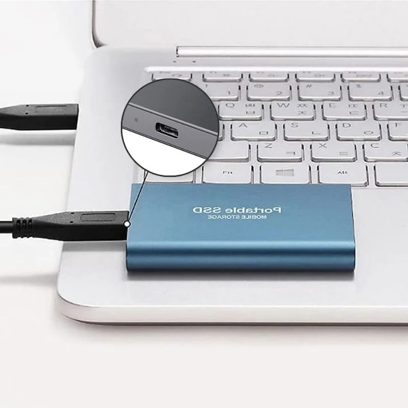 Mobil lagring med denne bærbar ekstern SSD i aluminium. Hurtig og sikker backup på farten via USB-C.