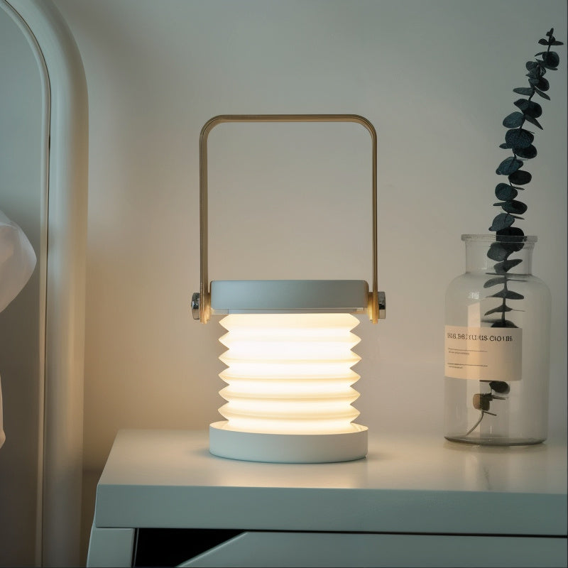Alsidig, genopladelig LED bordlampe. Dæmpbar lysfunktion for perfekt indendørs belysning og hygge.