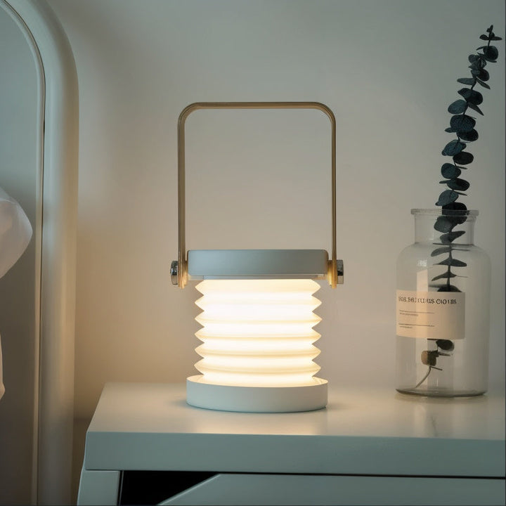 Alsidig, genopladelig LED bordlampe. Dæmpbar lysfunktion for perfekt indendørs belysning og hygge.