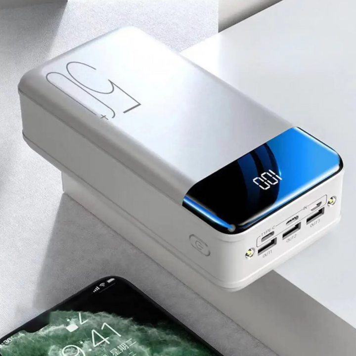 Oplad mobiltelefon og tablet med denne 50.000mAh bærbare powerbank.