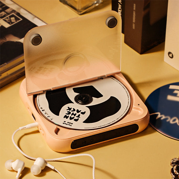 Kompakt SoundGo CD-afspiller i moderne retro-design med anti-skip og AUX-udgang for alsidig lydoplevelse.