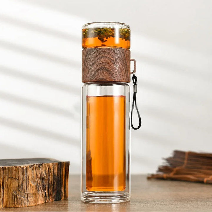 Holdbar termokande med infuser, ideel til kaffe, te eller vand på farten. Bæredygtig gaveide.