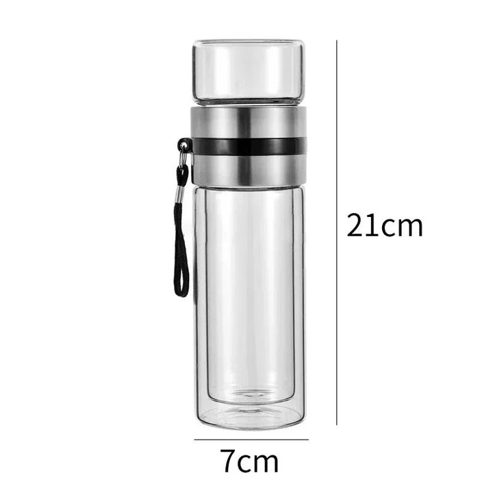 Stilren termokande i glaslook med integreret tefilter, perfekt til både varme og kolde drikke.