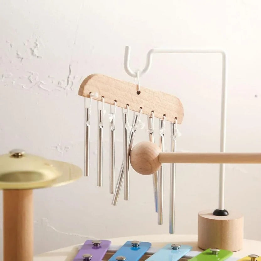 Glad barn leger med Montessori trommesæt i træ; et sjovt og rytmisk musiklegetøj.