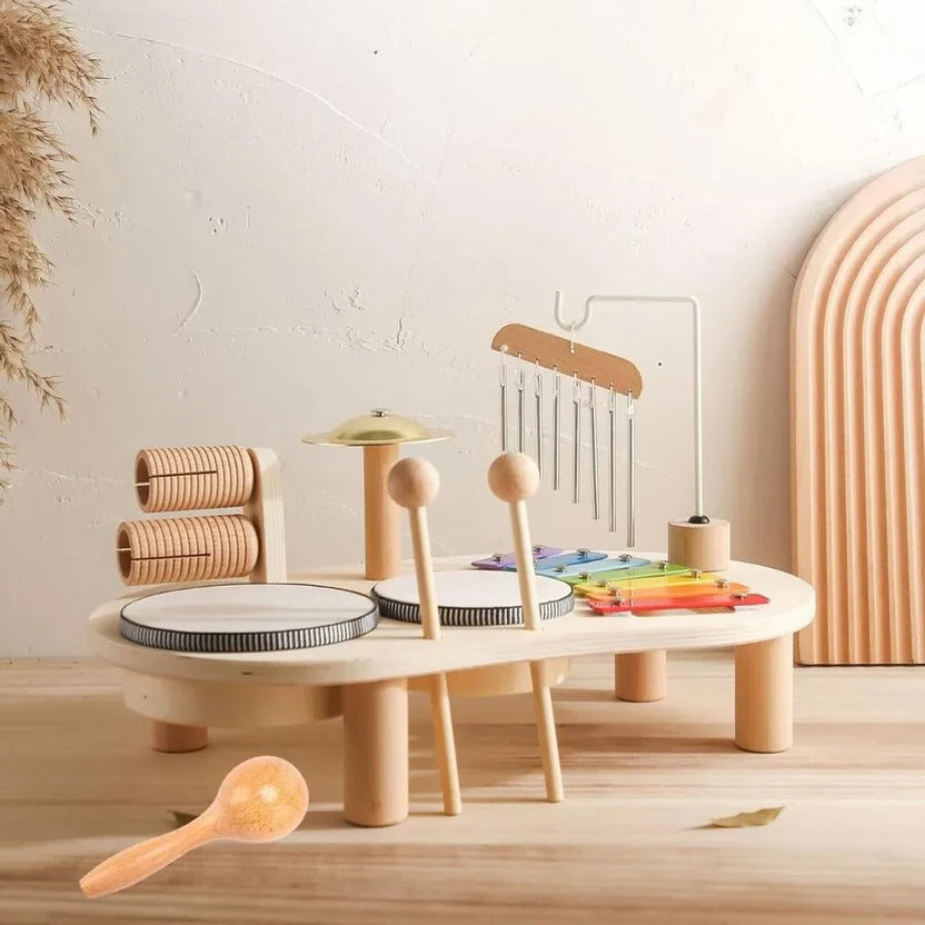 Pædagogisk Montessori trommesæt i robust træ, designet til tidlig musikalitet og sanseudvikling.