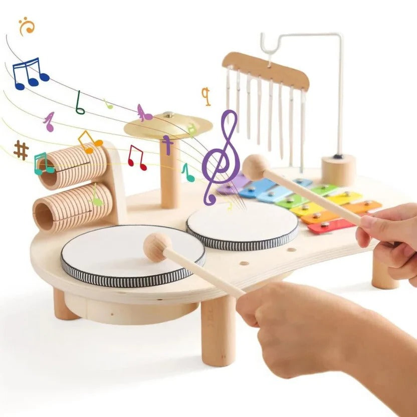 Montessori trommesæt som del af et børneværelse, fremmer kreativitet og musisk leg med trælegetøj.