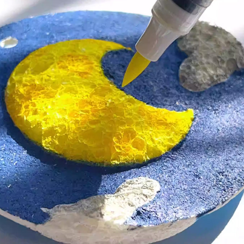 Et barn fordybet i kreativ leg med Børns 3D svampe kunstsæt, maler en farverig svamp.