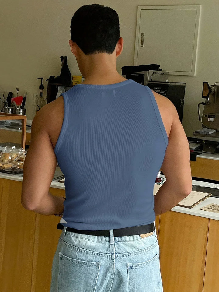 Hvid basic herre tanktop, åndbar og blød. Essential top til sommer og hverdagsbrug.