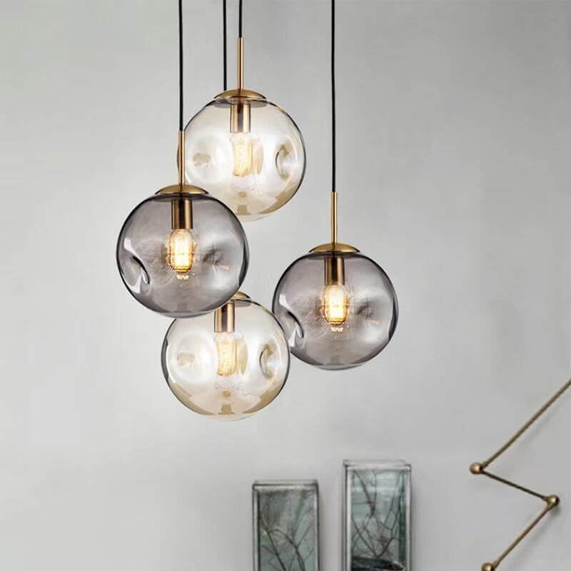 Gylden kugleformet glas pendellampe med diffust lys