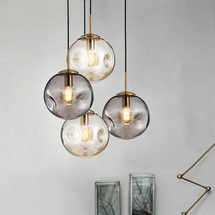 Gylden kugleformet glas pendellampe med diffust lys