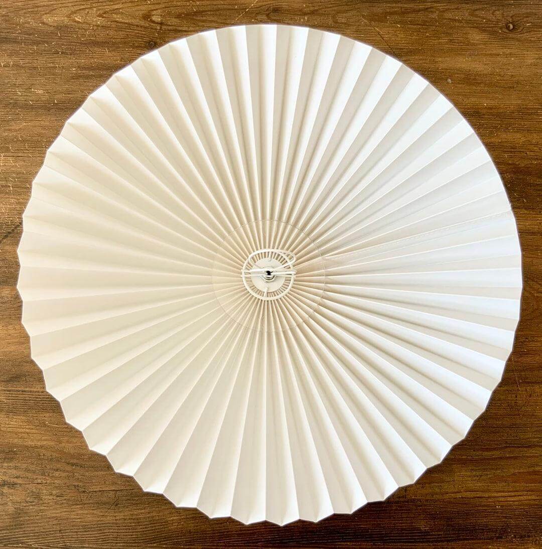 Moderne bølget desigbordlampe i metal