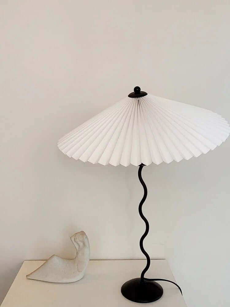 Moderne bølget desigbordlampe i metal