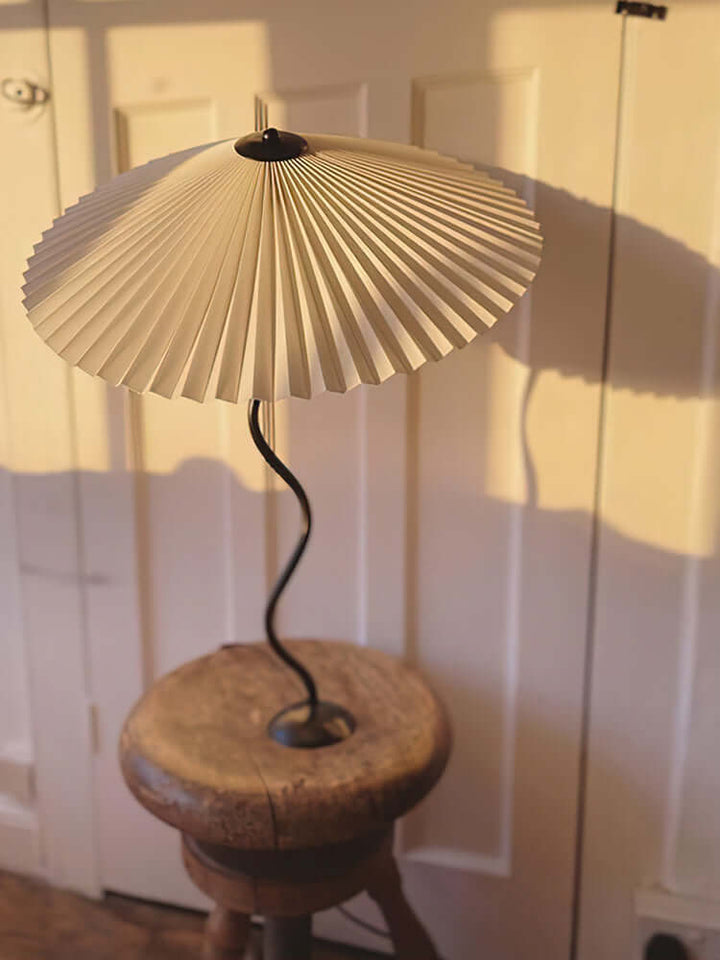 Moderne bølget desigbordlampe i metal