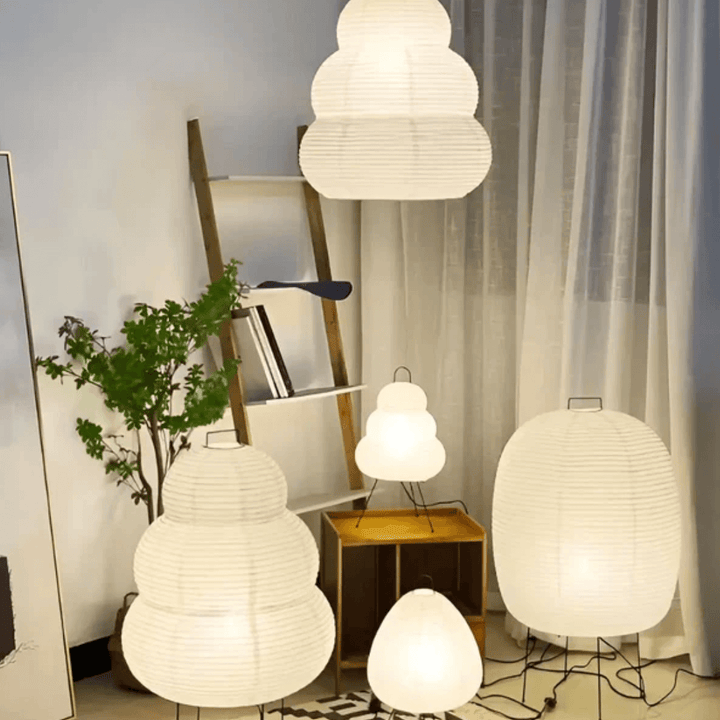 Standerlampe i rispapir med varmt hvidt LED-lys