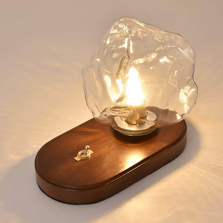 Bordlampe af glas i isstensdesign