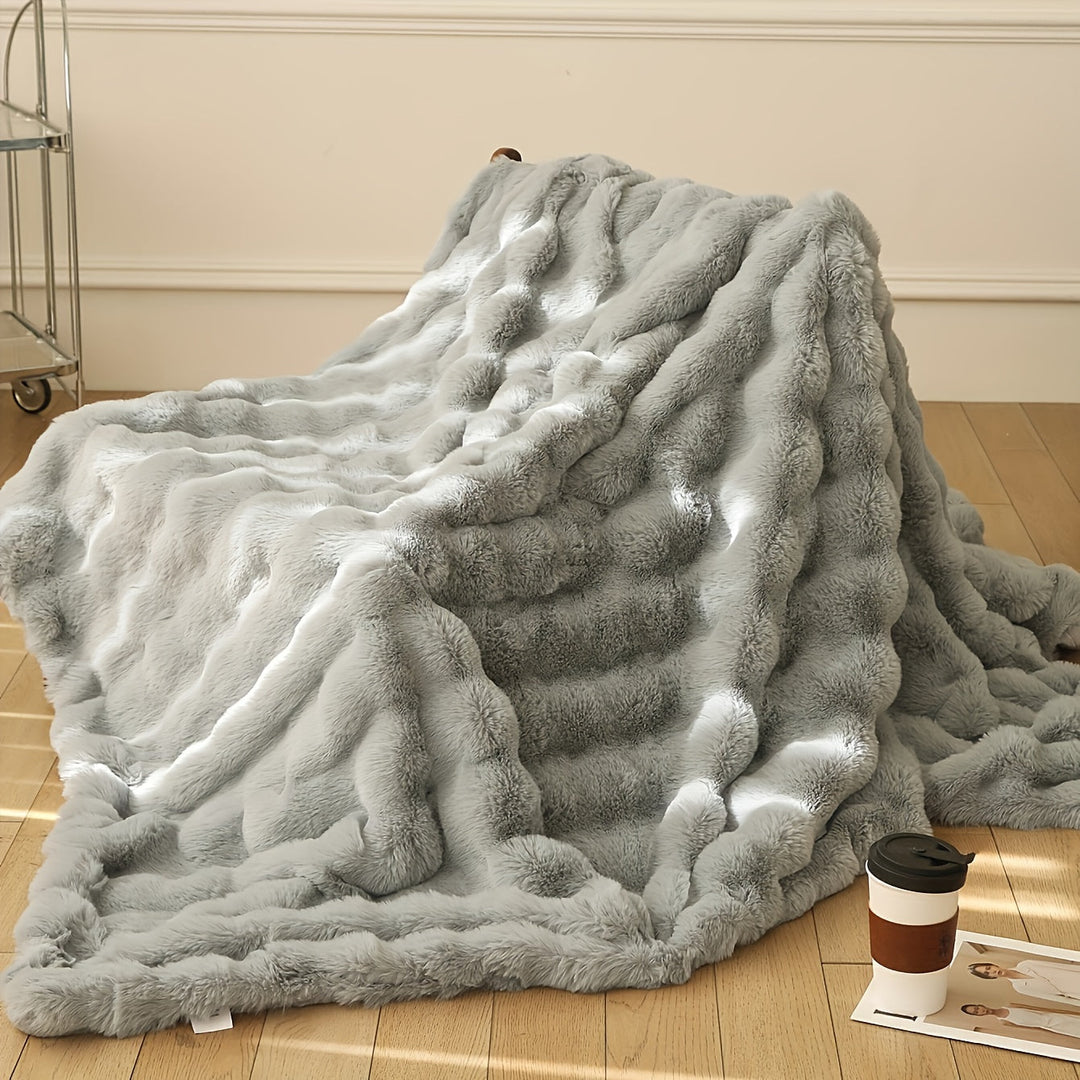 Moderne boligtilbehør: blødt faux fur tæppe. Passer perfekt ind i mange indretninger.