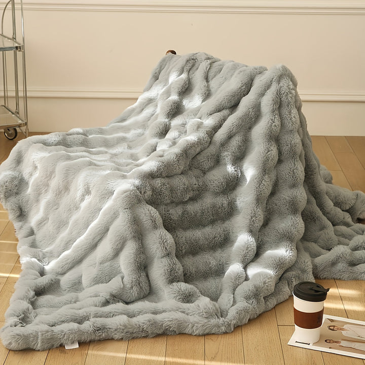 Moderne boligtilbehør: blødt faux fur tæppe. Passer perfekt ind i mange indretninger.