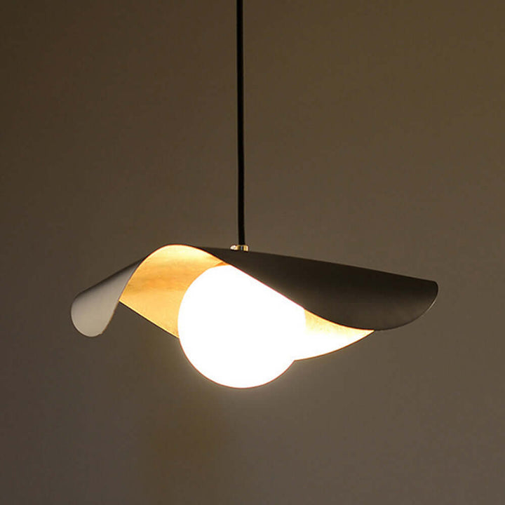 Moderne loftslampe i metal med varmt lys