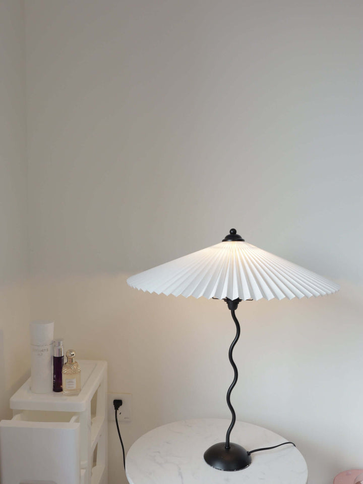 Moderne bølget desigbordlampe i metal
