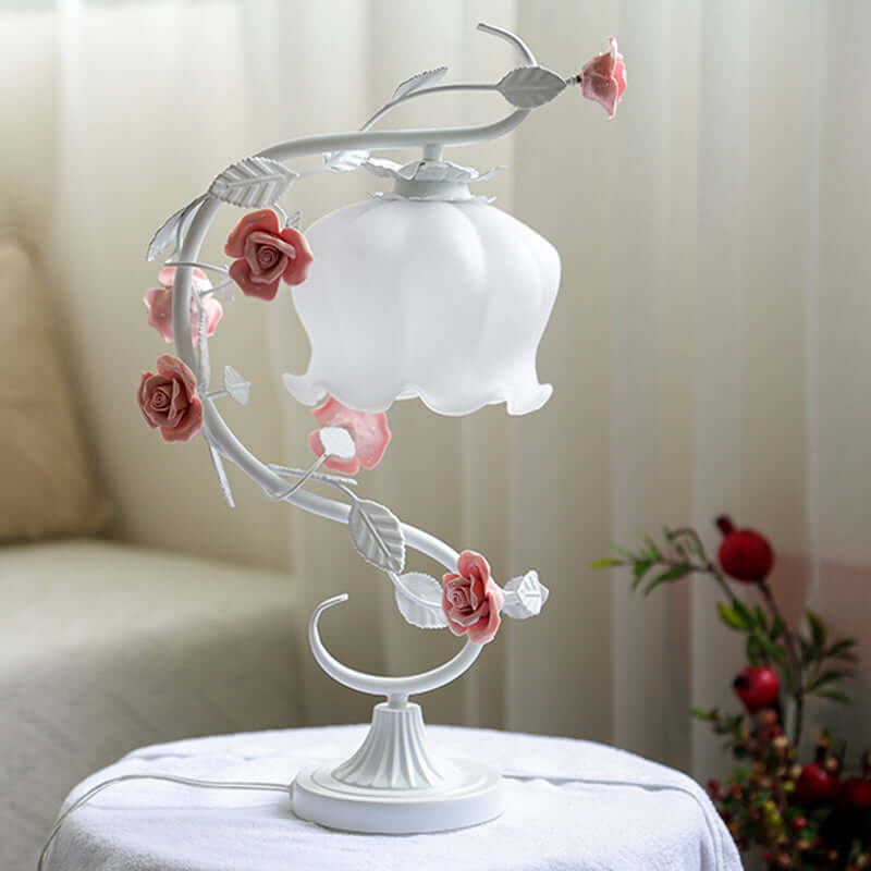 Bordlampe med roser og glaskuppel