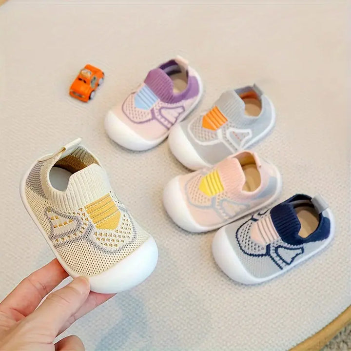 Babysko i åndbart materiale med fleksibel sål og stilfuldt design i søde farver, ideelle til småbørn.