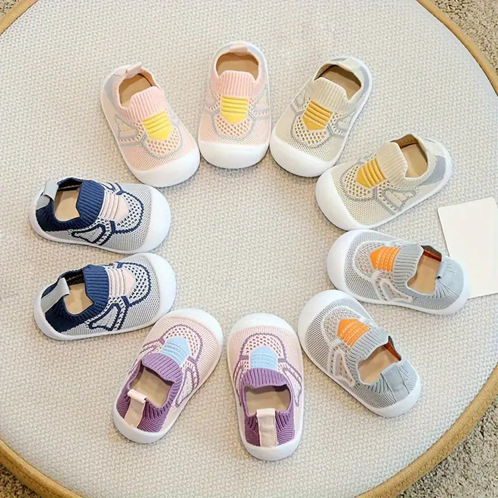 Babysko i åndbart materiale med fleksibel sål og stilfuldt design i søde farver, ideelle til småbørn.