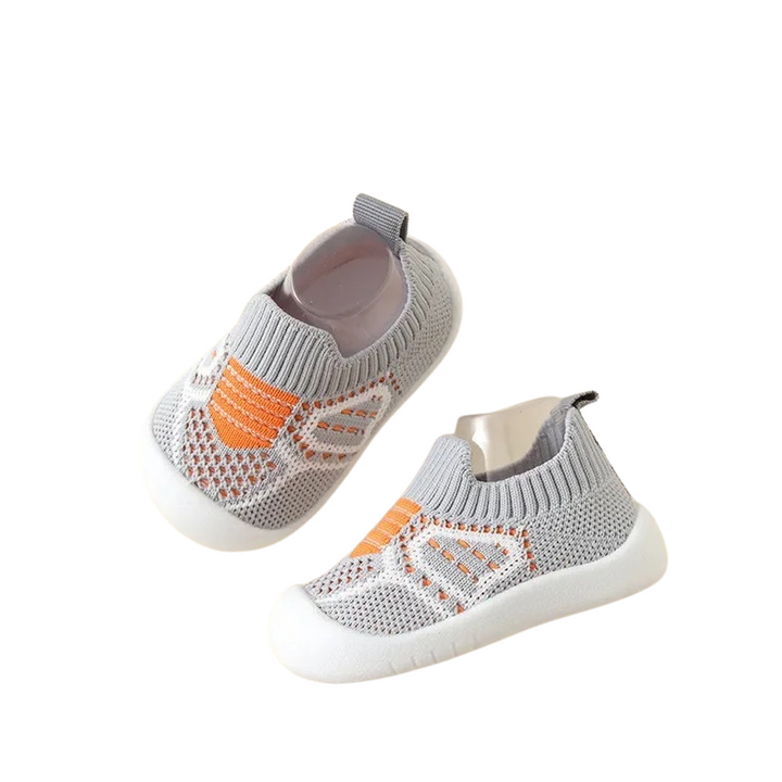 Babysko i åndbart materiale med fleksibel sål og stilfuldt design i søde farver, ideelle til småbørn.