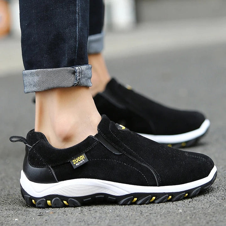 Moderne blå slip-on herresko. Let at tage på og af, med fokus på stil og komfort.