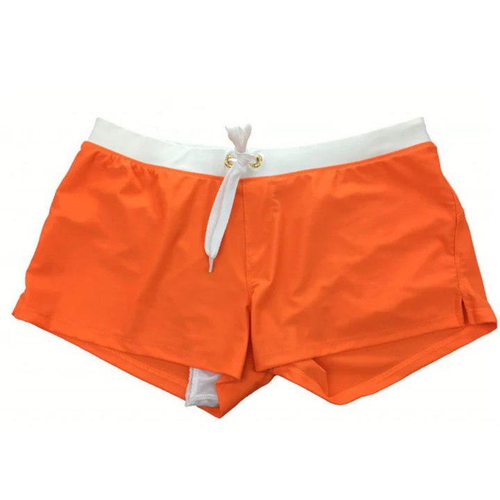 Herre badeshorts i blå, set fra siden, der demonstrerer det moderne snit og bevægelsesfrihed.