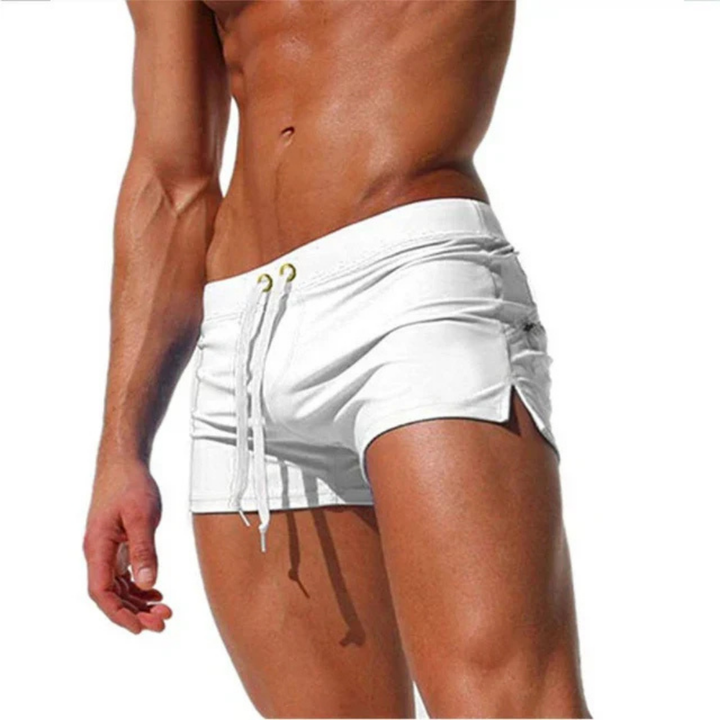 Herre badeshorts i blå bagfra, viser den komfortable pasform og hurtigtørrende materiale til sommerbrug.