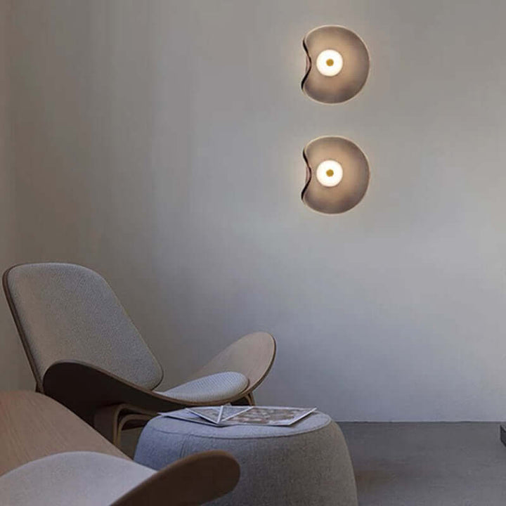 Moderne LED-væglampe med røgfarvet glas