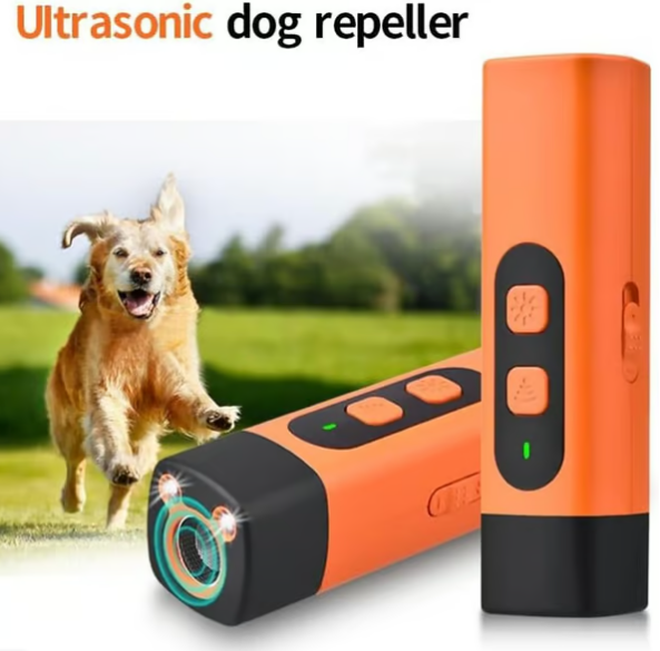 BarkEase gøkontrol ultralydstræner ved en hund, for at fremme rolig adfærd og succesfuld træning.