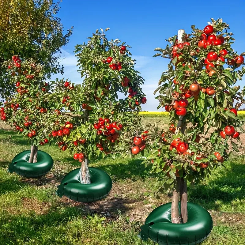 Trævandingspose med drypvanding for jævn vandtilførsel til rødder, ideel til havepleje.