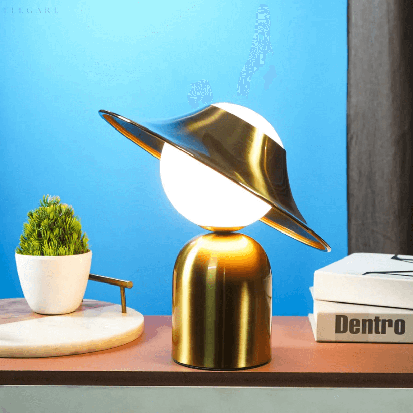 Elegant guld bordlampe i metal