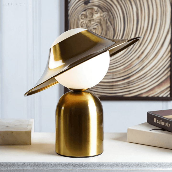 Elegant guld bordlampe i metal