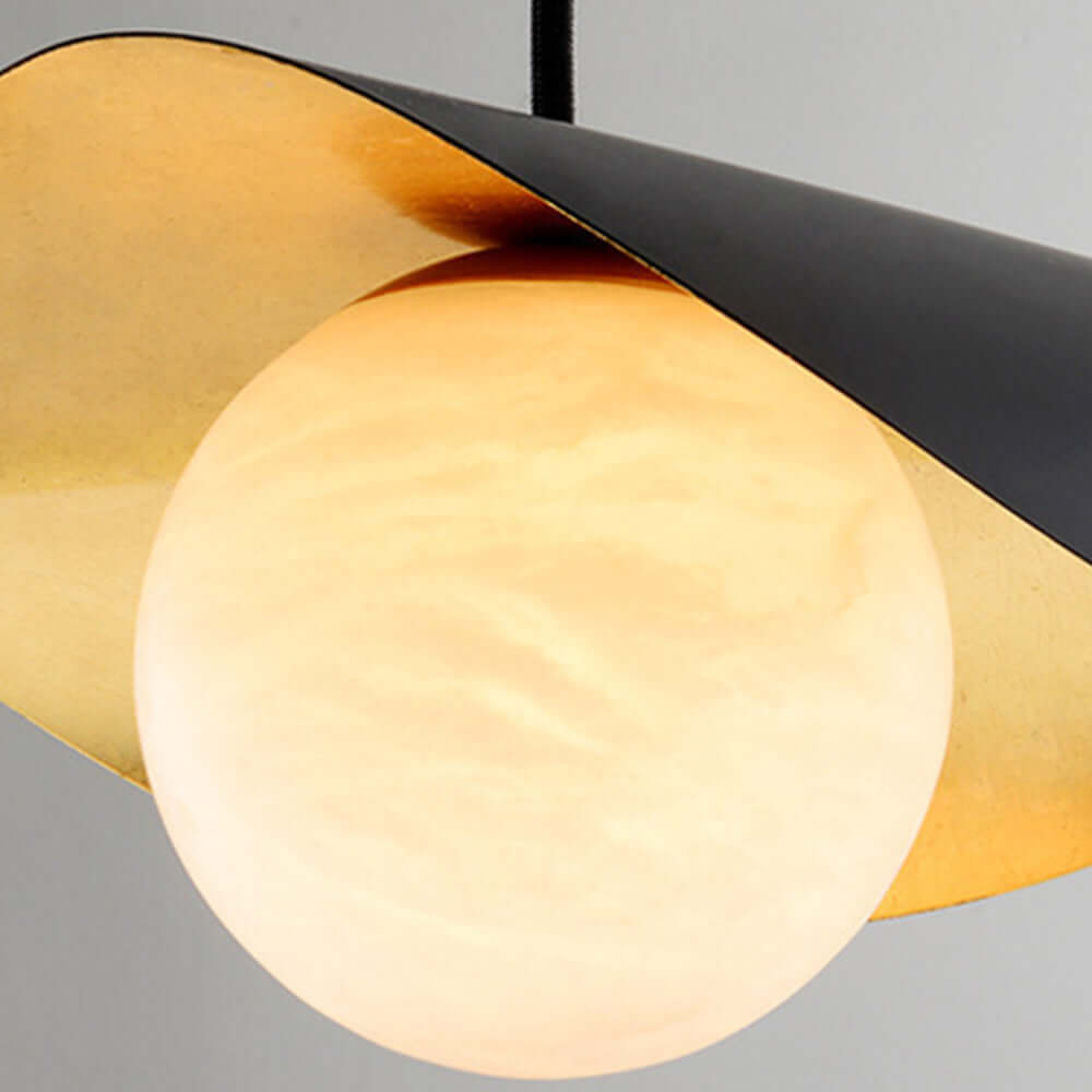 Moderne loftslampe i metal med varmt lys