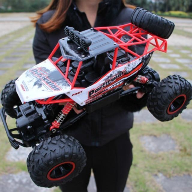 BeastTrek X4 RC monstertruck med robust design, 4x4-drev og store gummidæk til offroad-eventyr.