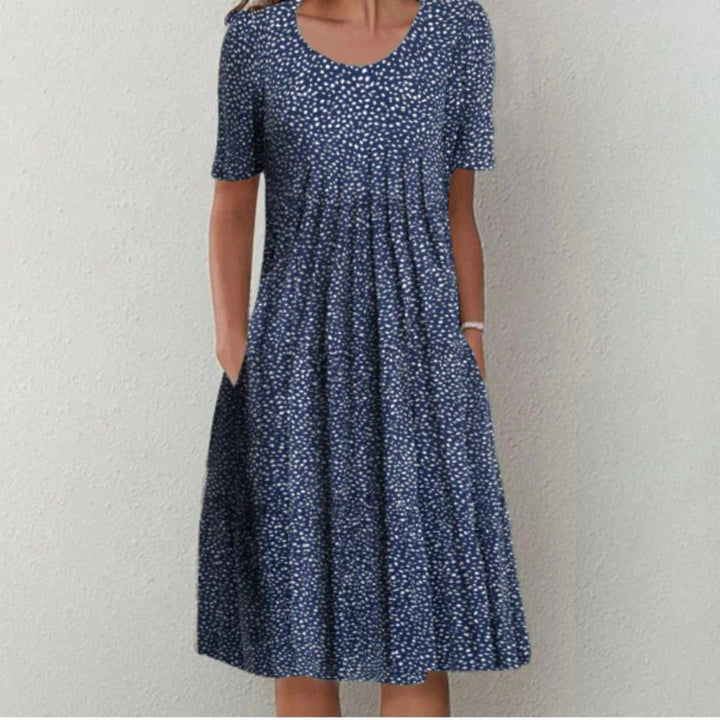 Mønstret sommerkjole til kvinder med blomsterprint og et casual, let design.